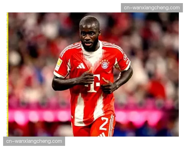 拜仁中卫于帕梅卡诺争顶后疑似肩部受伤,被德里赫特替换下场 拜仁中卫于帕梅卡诺争顶后疑似肩部受伤,被德里赫特替换下场