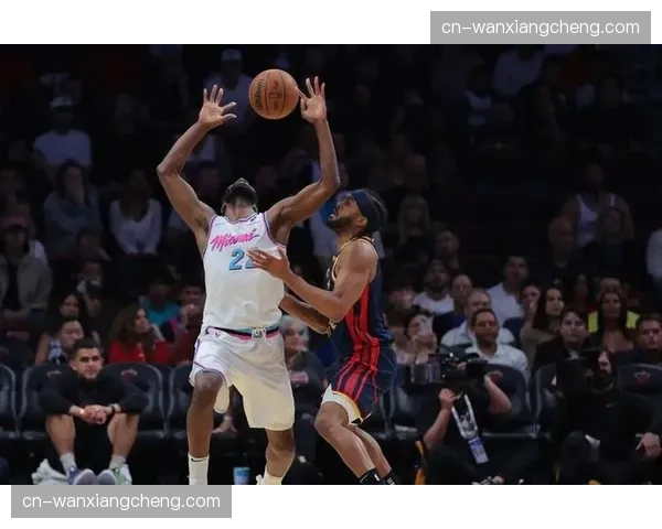 镜头聚焦:热火队阿德巴约在一次24秒进攻时限内,完成了从禁区到三分线的三次折返跑 镜头聚焦:热火队阿德巴约在一次24秒进攻时限内,完成了从禁区到三分线的三次折返跑